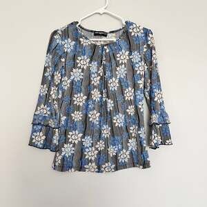 Karl Lagerfeld Paris Floral Top XS 3/4 Bell Sleeve Soft Stretch Blouse D67